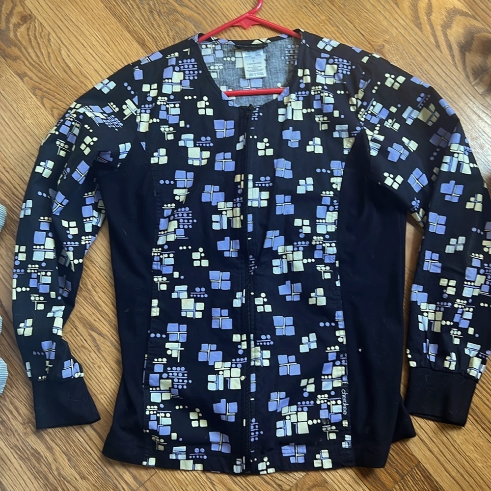 Cherokee slimming scrub jacket. Zip close 2 side pockets. SzS